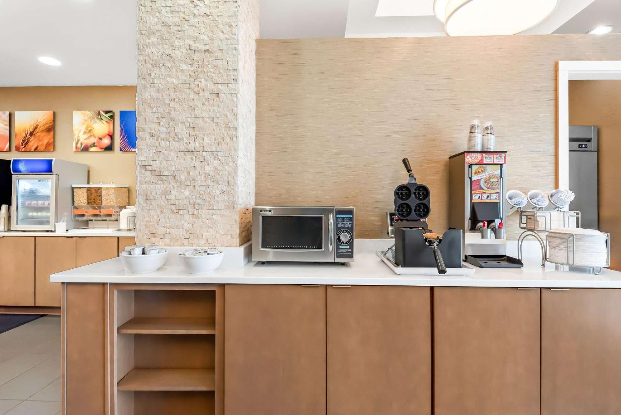 Comfort Suites New Orleans East Экстерьер фото