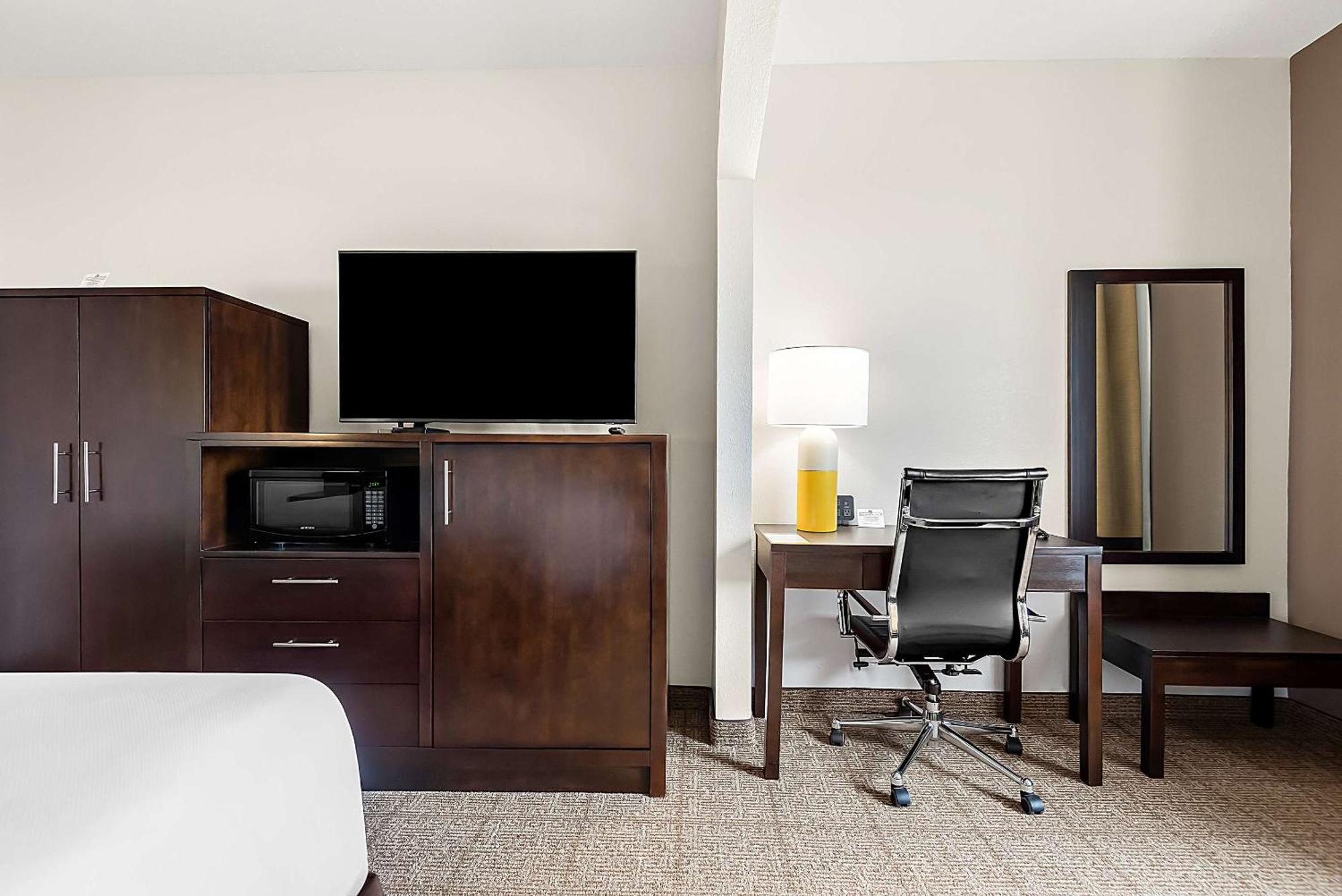 Comfort Suites New Orleans East Экстерьер фото