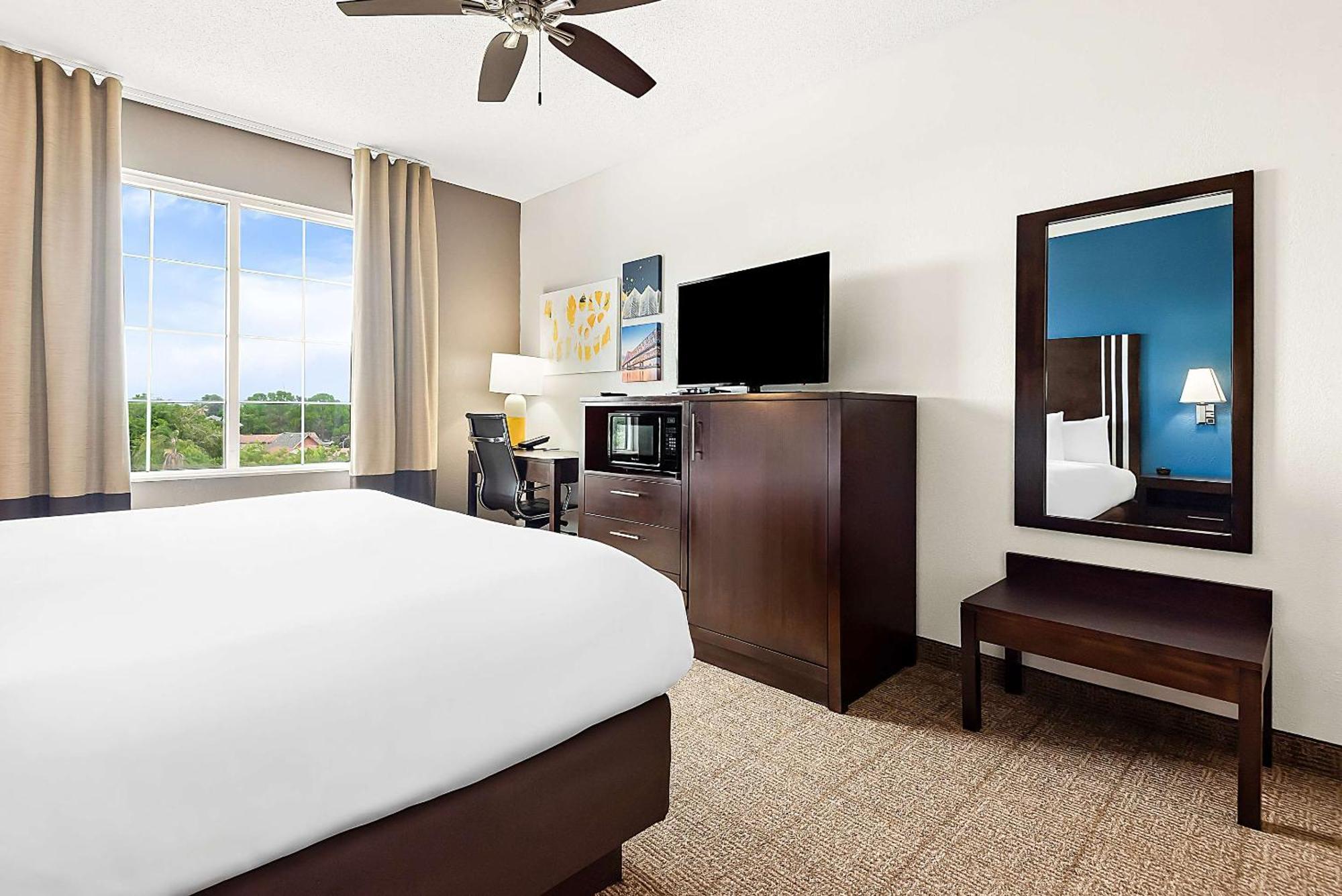 Comfort Suites New Orleans East Экстерьер фото