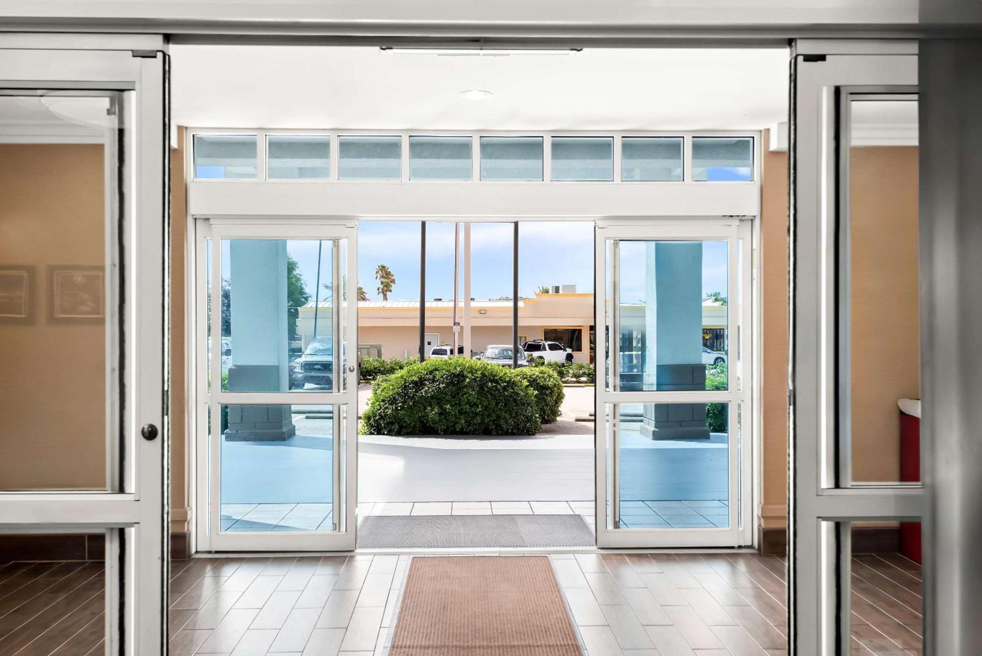 Comfort Suites New Orleans East Экстерьер фото